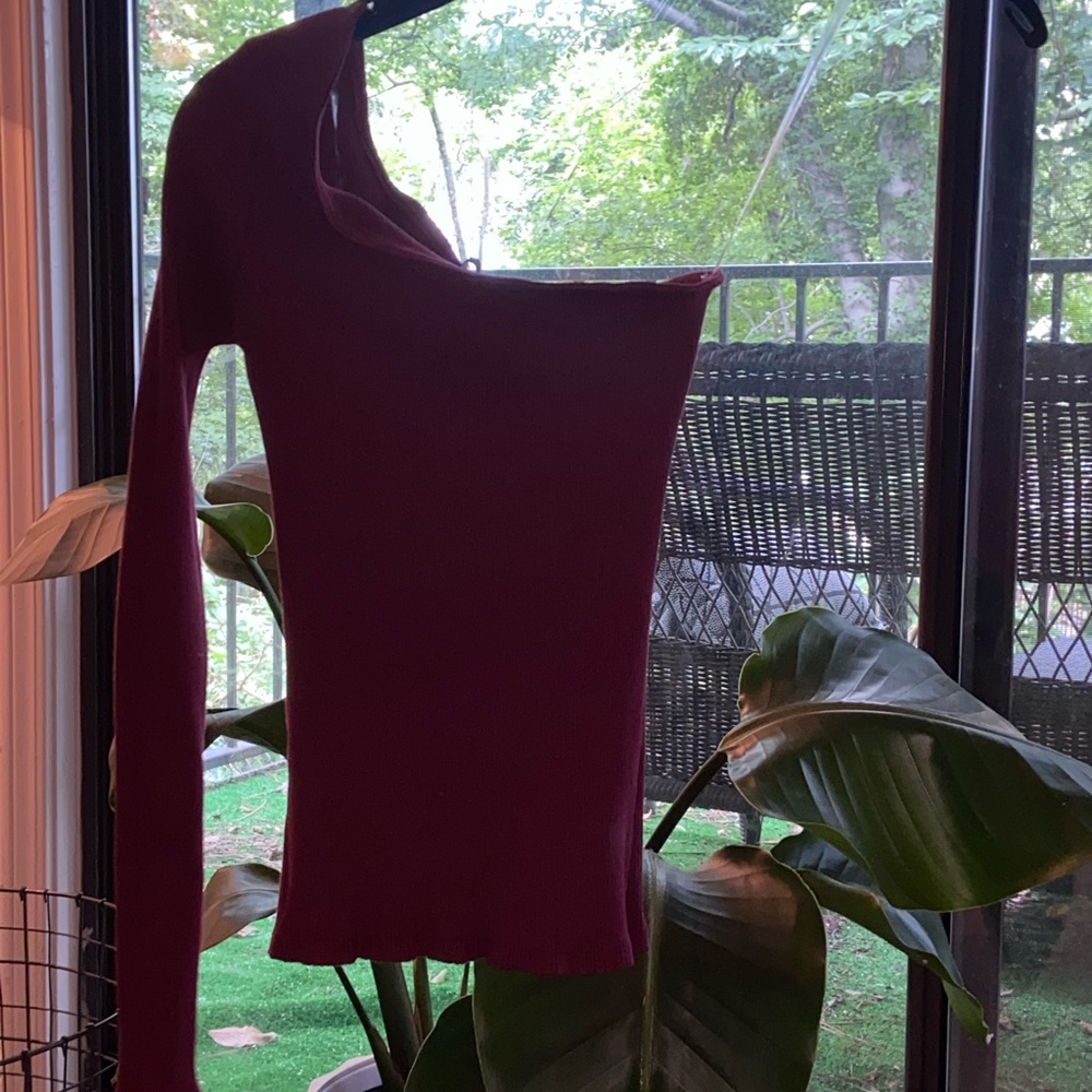 One shoulder maroon top